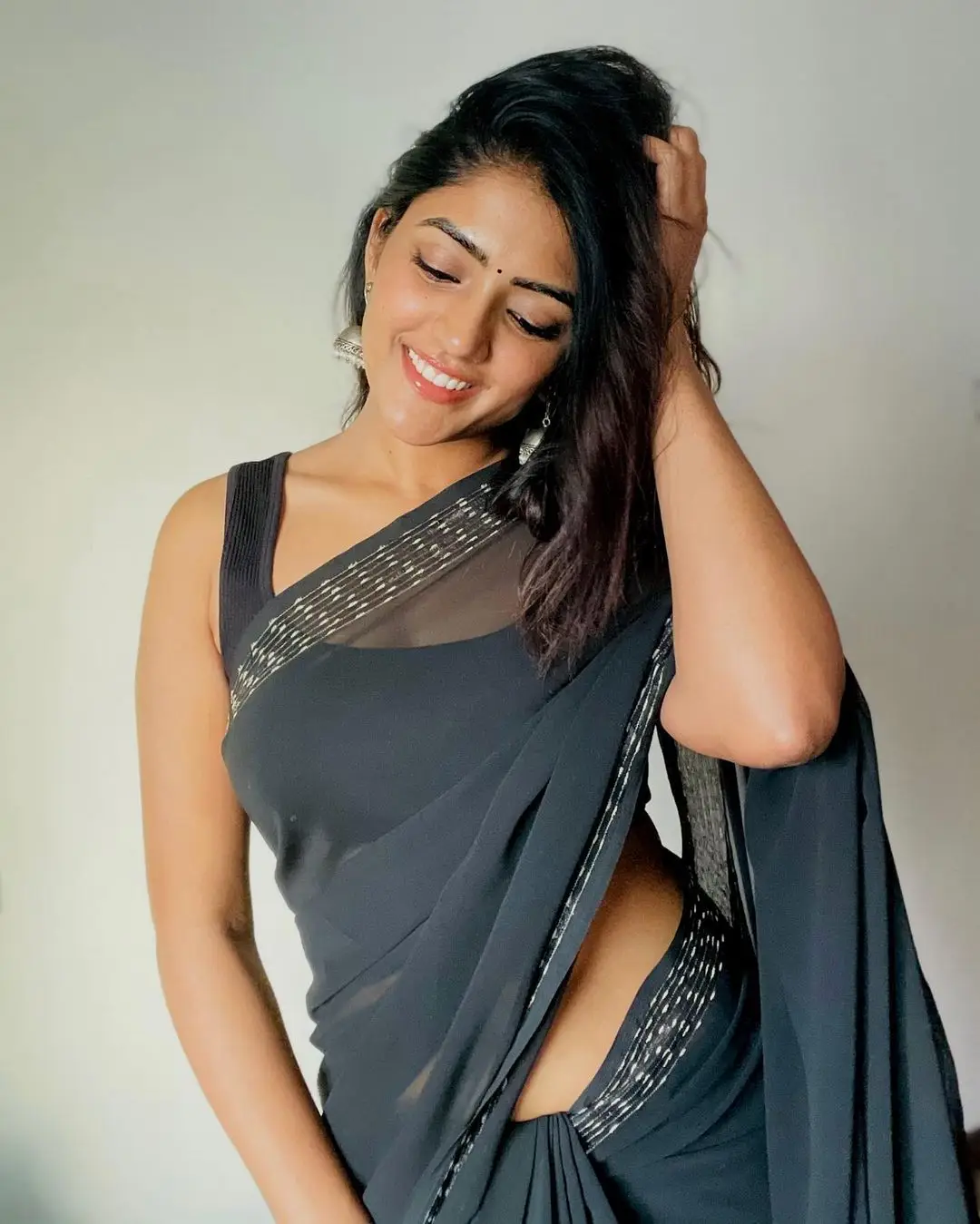 EESHA REBBA IN INDIAN TRADITIONAL BLACK SAREE SLEEVELESS BLOUSE 6